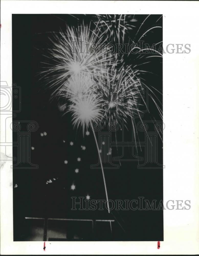 1986 Press Photo July 4 fireworks fills the skies, Houston, Texas - hcx03758