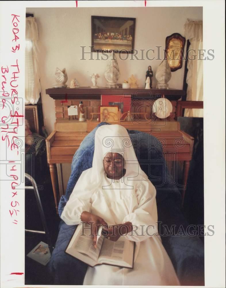 1991 Press Photo Sister Helen Gay Reads Bible in Her Home, Texas - hpa68961