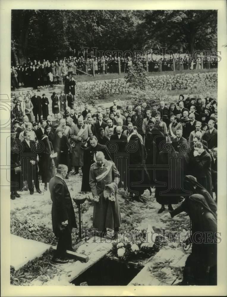 1938 Press Photo Germans Watch As Princess Sigismund Is Buried In Ground, Berlin