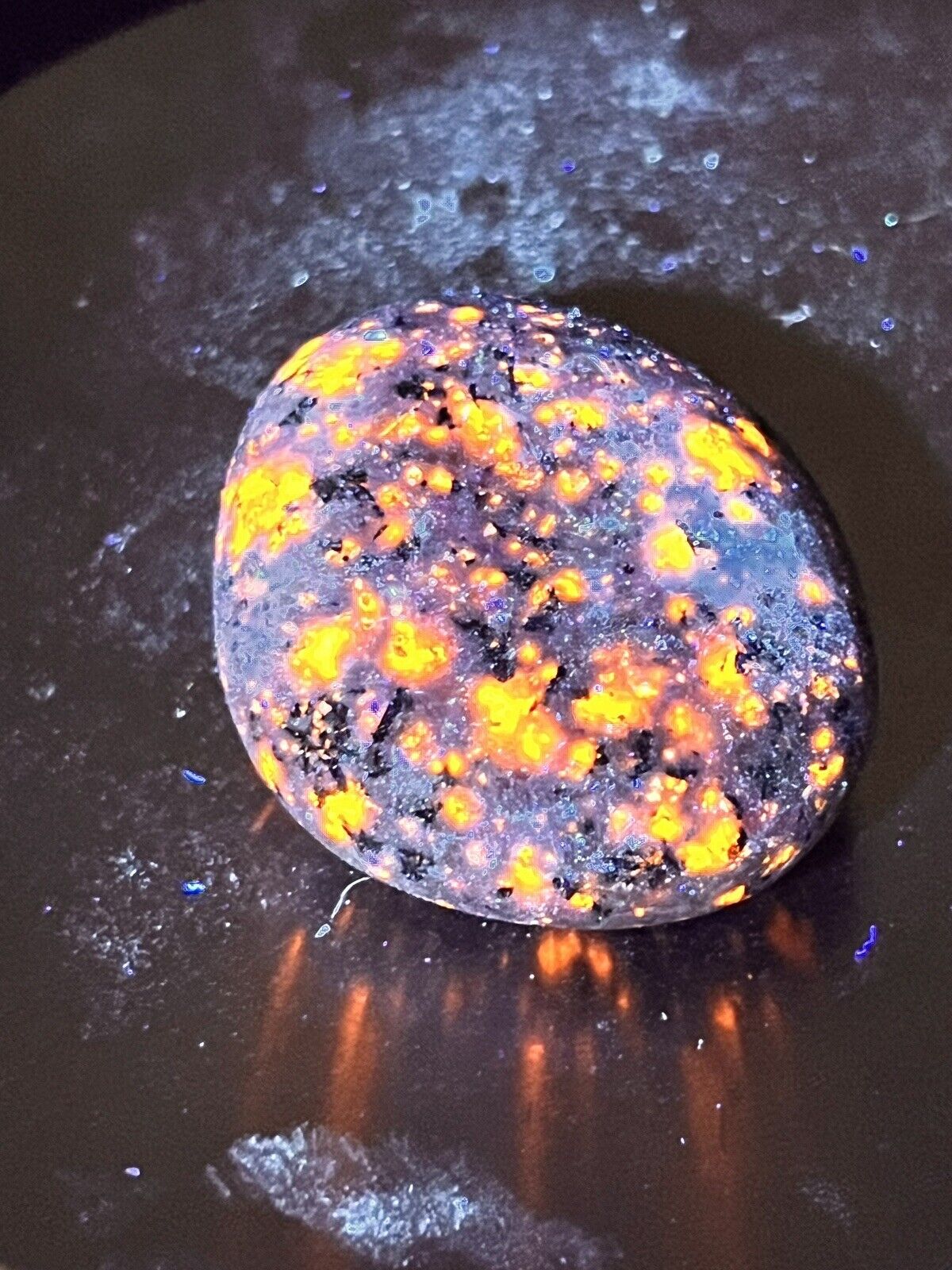 Super bright Yooperlite Sodalite Mineral Glows 365nm UV Lake Ontario
