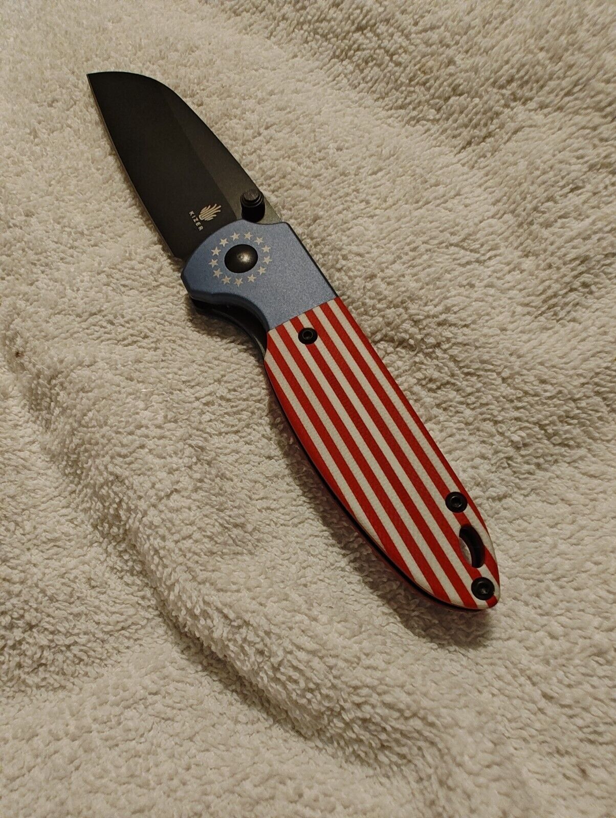 KIzer Deviant Folding Knife, US Betsy Ross Flag Theme, Aluminum/G-10 Scales