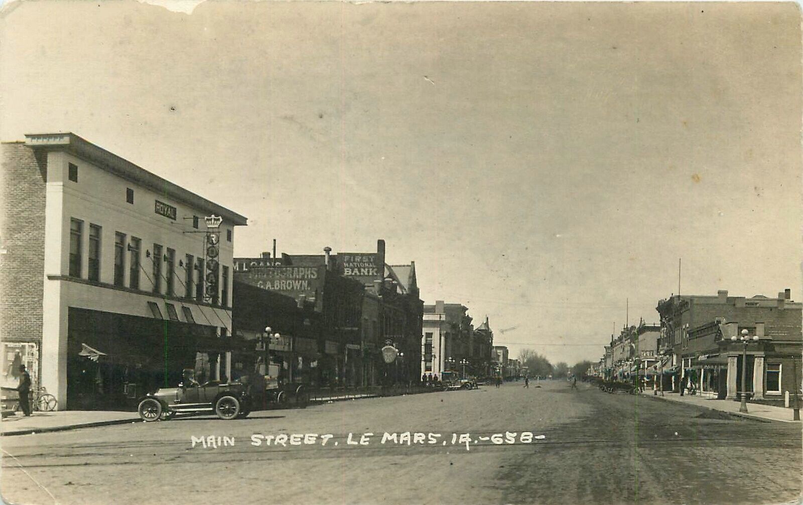 Postcard RPPC C-1910 Iowa Le Mars Main Street automobiles 23-11371