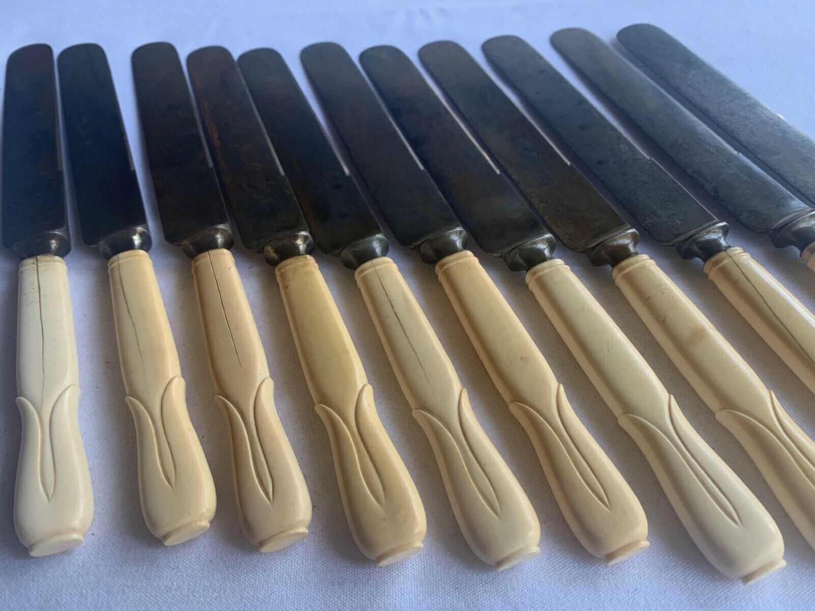 Lot of vintage/antique Meriden Cutlery Co dinner knives - Yellow handles