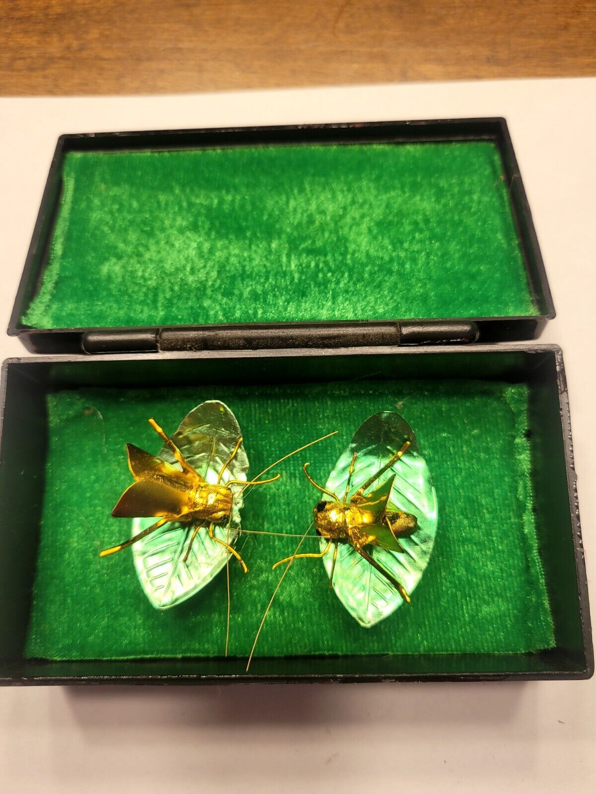 Vintage Boxed Chinese Fighting Crickets Very Nice Silk Box