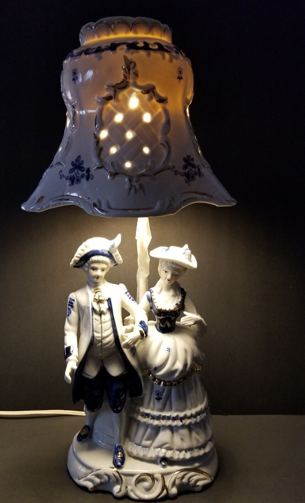 Vintage Victorian Couple Strolling Blue & White Porcelain Lamp & Shade  Notes