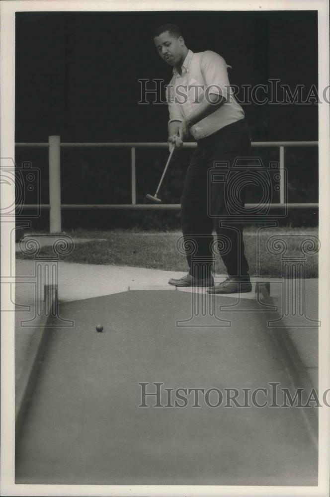 1990 Press Photo Putt Putt Golfer David Cook Spends His Time Off With This Sport