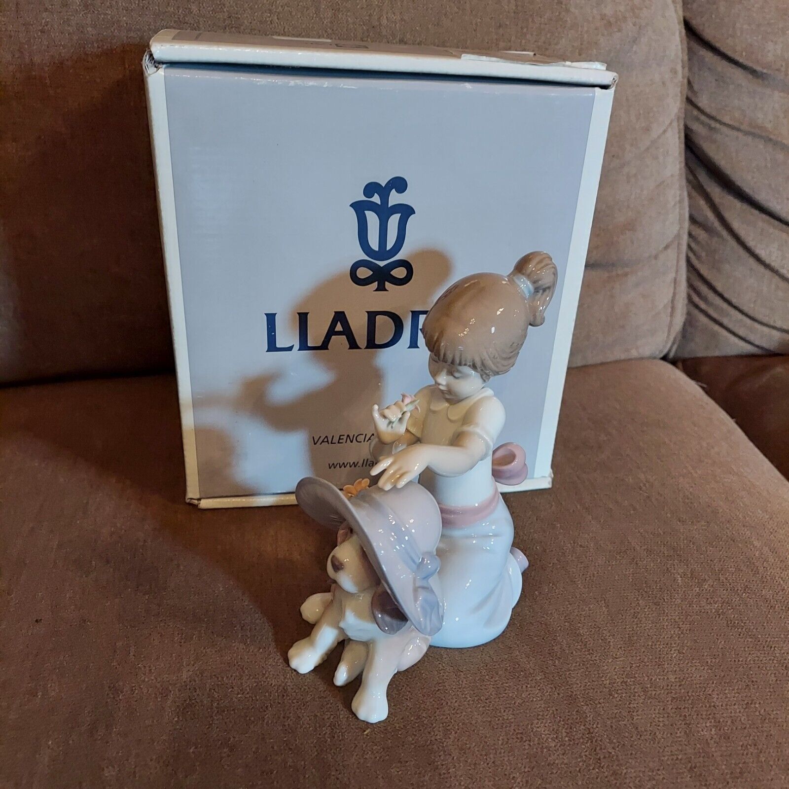 Lladro 6862 An Elegant Touch Girl Dog  Flowers Porcelain Figurine Original Box