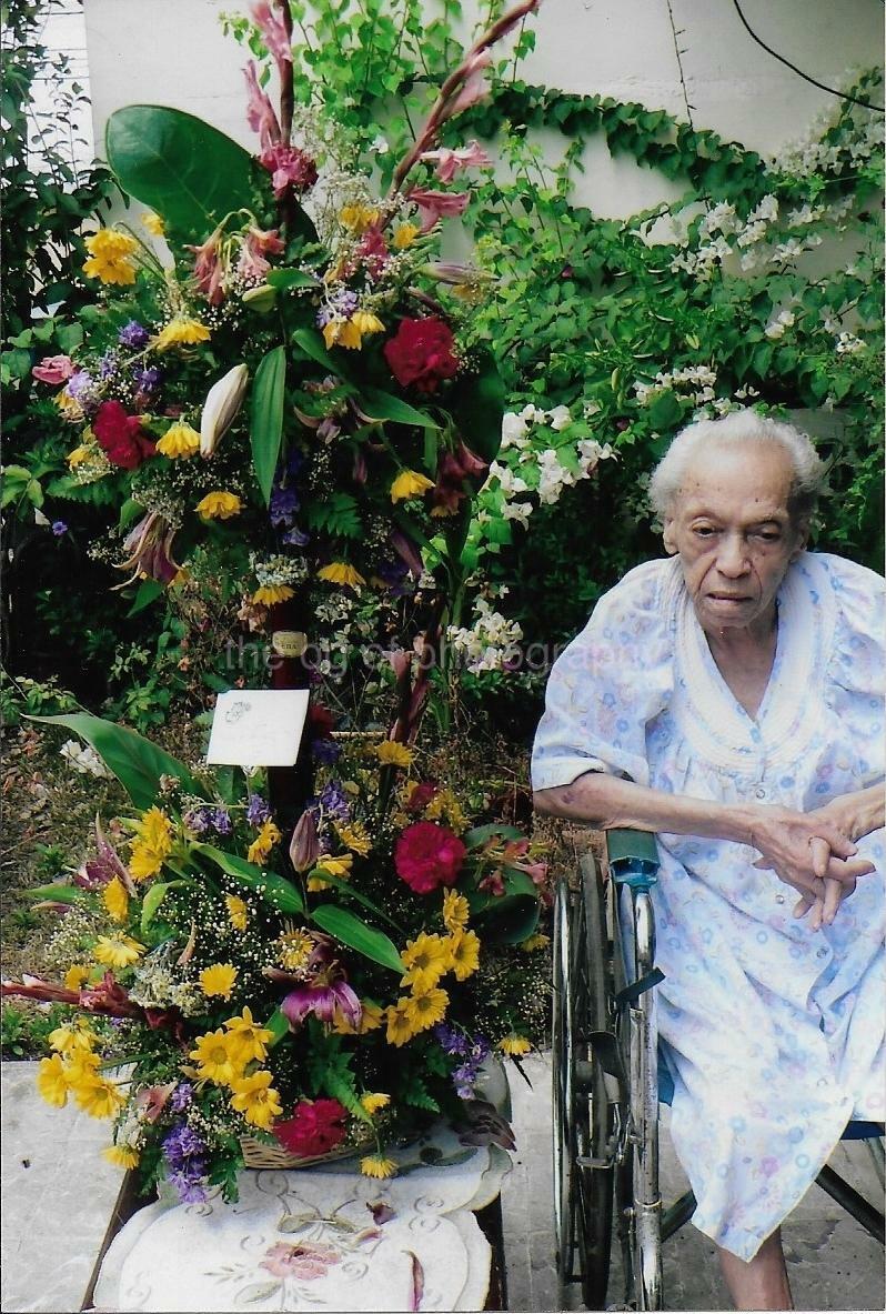 FOUND OLD PHOTO Color  A Woman In A Wheelchair With Flowers 910 7