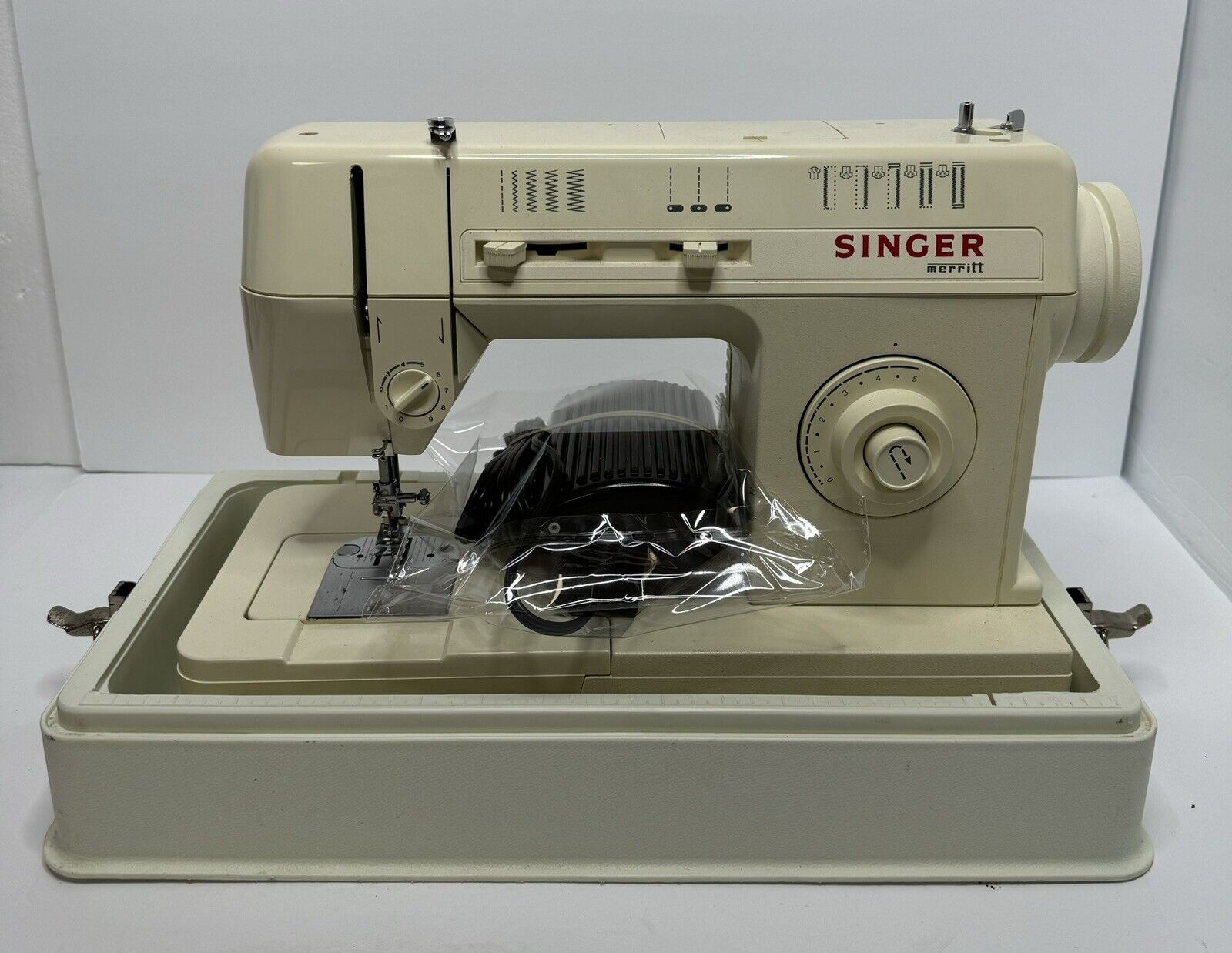 Vintage Singer Merritt Zig Zag Sewing Machine Model 3314C TESTED