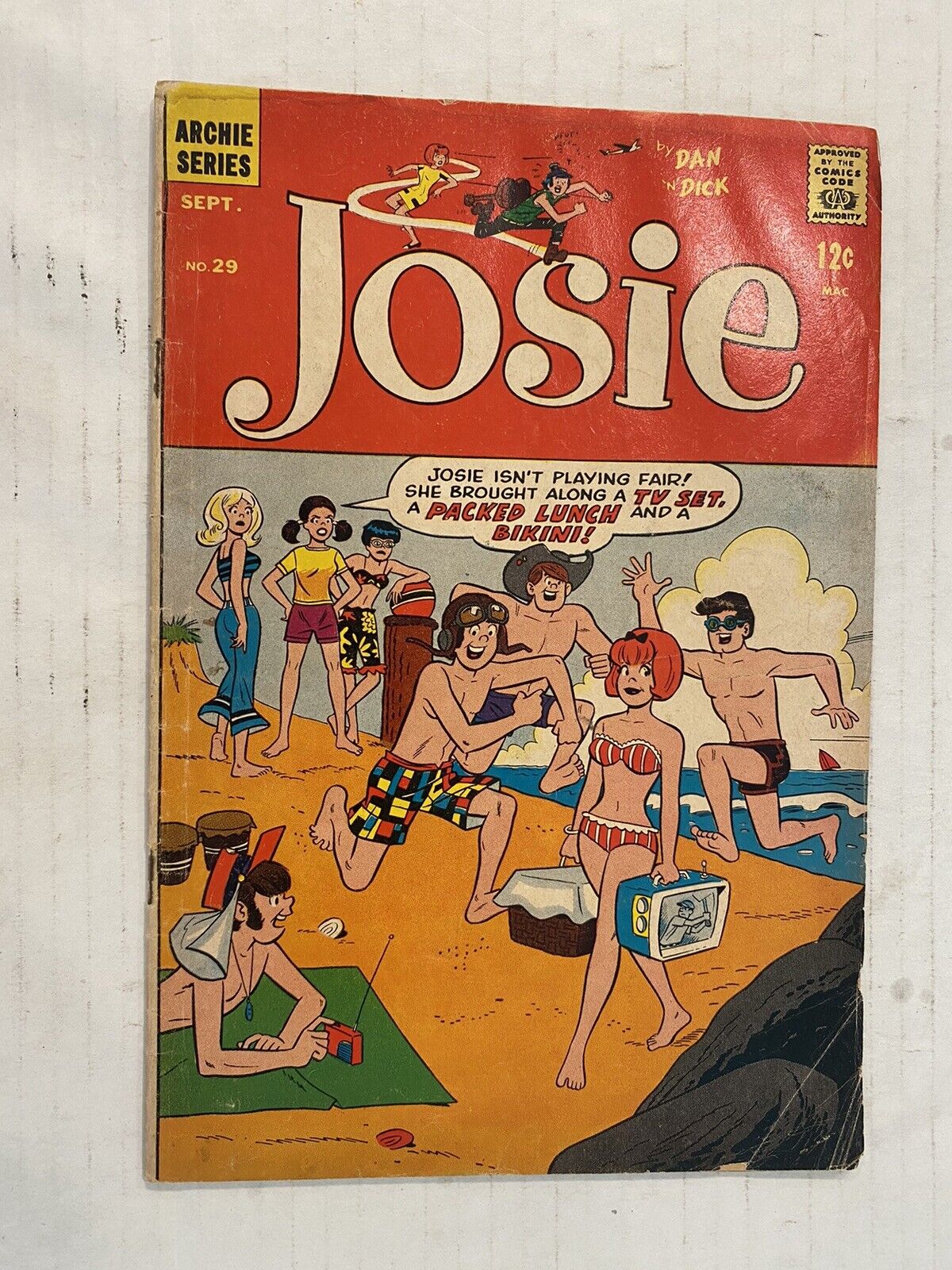 Josie #29  : Archie | September 1967 Bikini Beach Cover -