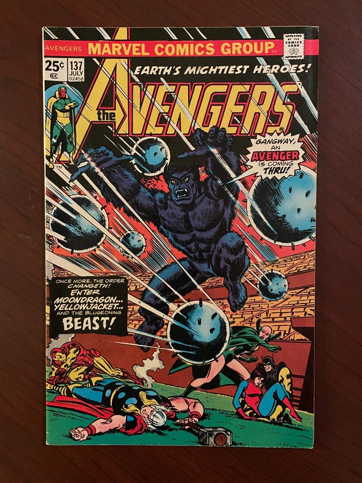 Avengers #137 (Marvel 1975) Bronze Age Beast Yellowjacket George Tuska 8.0 VF