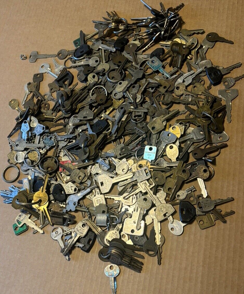   Lot of  Misc Cut  Keys 1.5 Pounds (LBS)  HOUSE,CARS.  Some old Art Craft..    