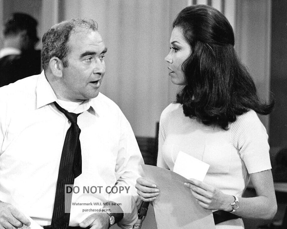 MARY TYLER MOORE AND ED ASNER (LOU GRANT) - 8X10 PUBLICITY PHOTO (ZY-859)