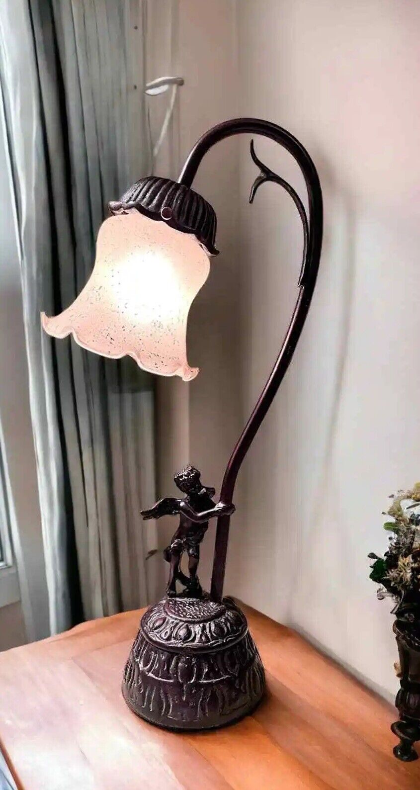 Vintage cherub decorative table lamp