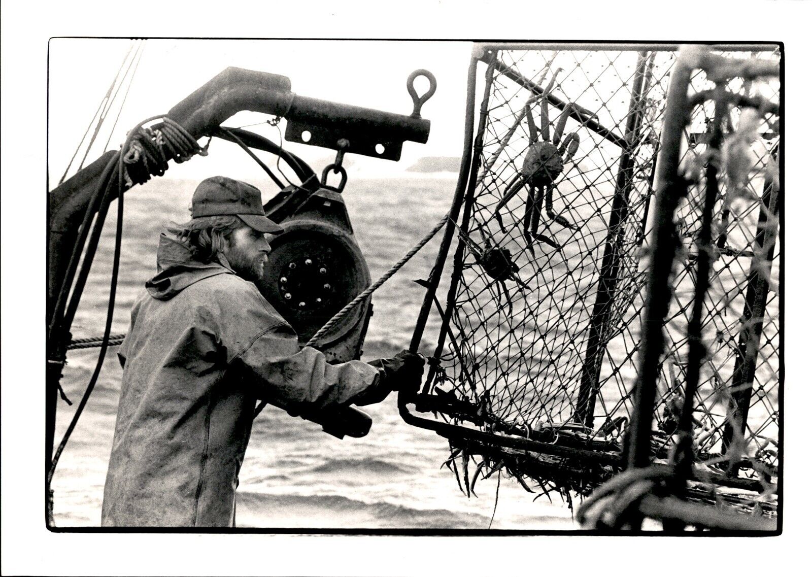 LD348 1985 Orig Natalie Fobes Photo CRAB FISHERMAN WORKS IN DUTCH HARBOR IN 1983