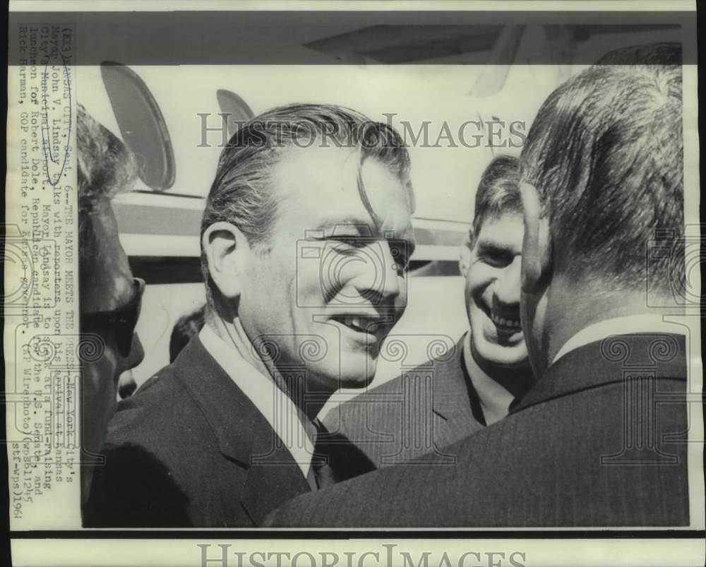 1968 Press Photo New York Mayor Lindsay with reporters at Kansas City airport