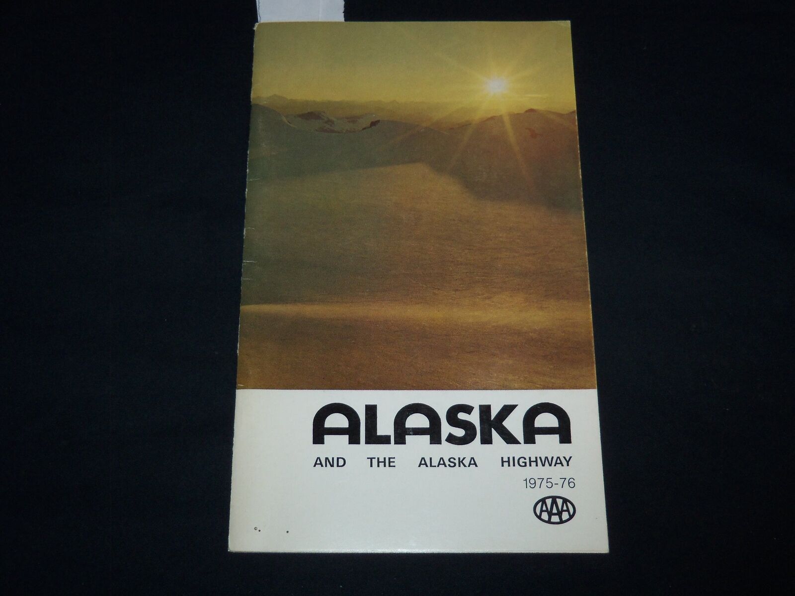 1975-1976 ALASKA AND THE ALASKA HIGHWAY TRAVEL GUIDE - AAA - J 9044