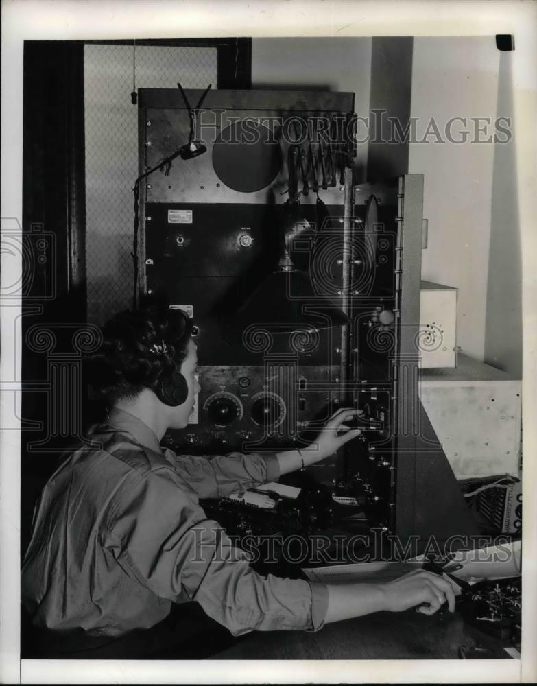 1942 Press Photo Maureen Miller, WAC in training with a radio set