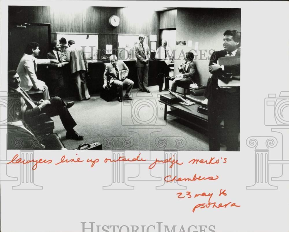 1986 Press Photo Lawyers line up outside Judge Marko\'s chambers. - lra53810
