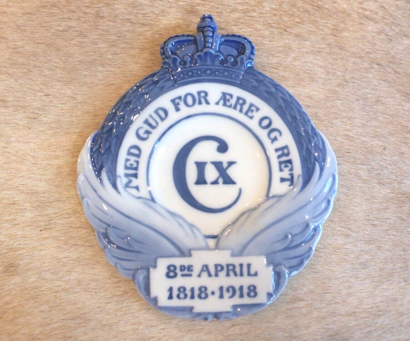 Royal Copenhagen Commemorative plate from 1918 with a crown