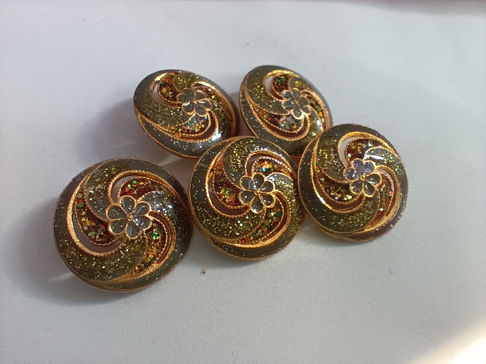 5 pcs. Vintage enamel flower metal buttons