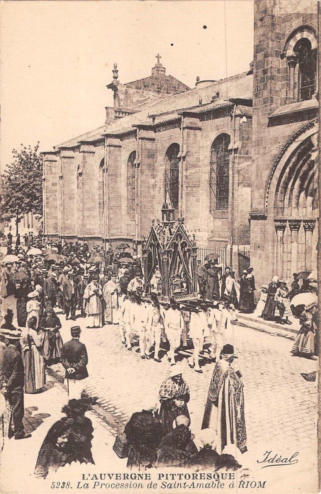 CPA Riom la procession de Saint-Amable (250918)
