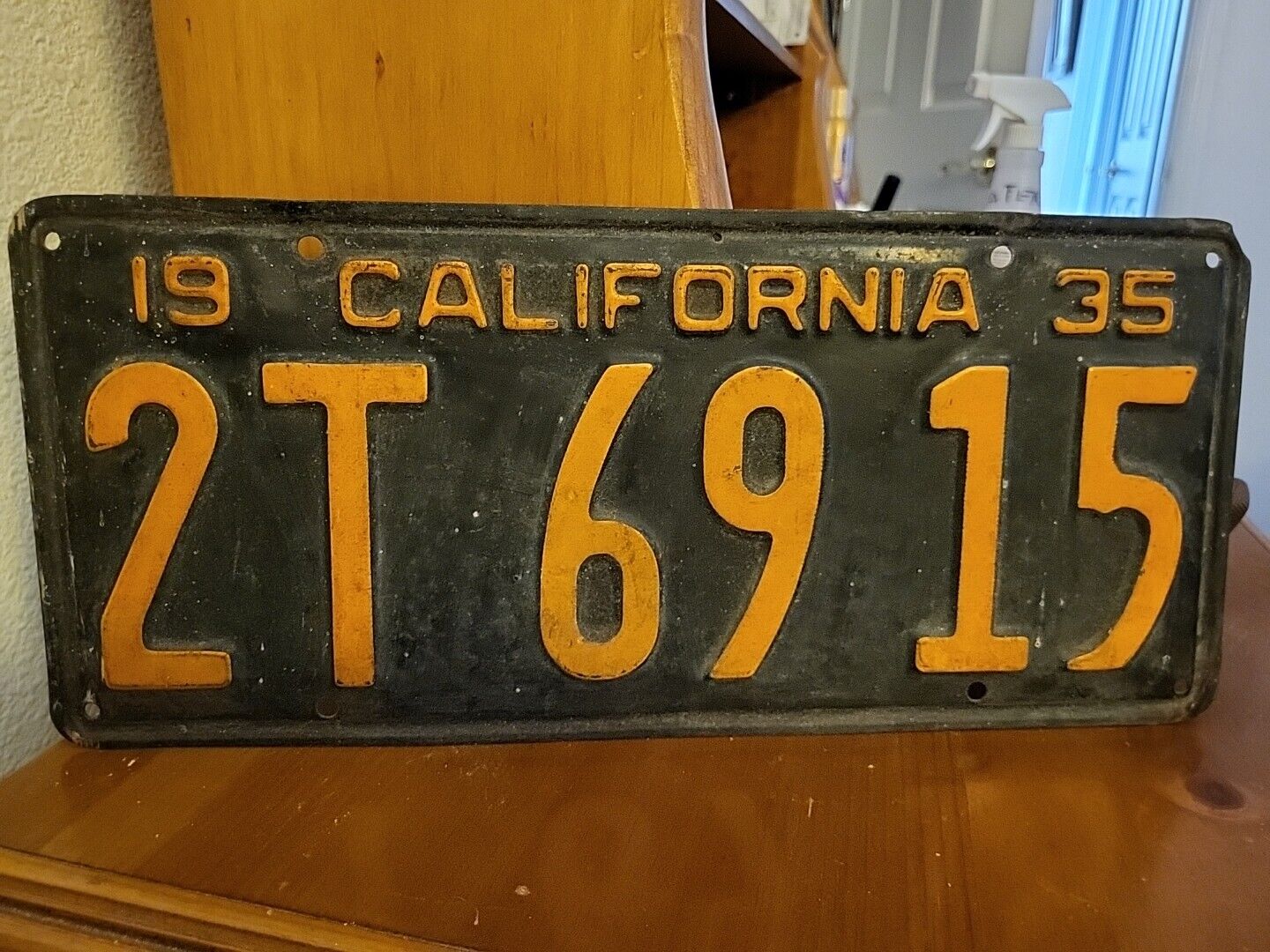 Vintage 1935 CALIFORNIA License Plate Tag #2T 6915 COUNTY Black INDENTED BORDER