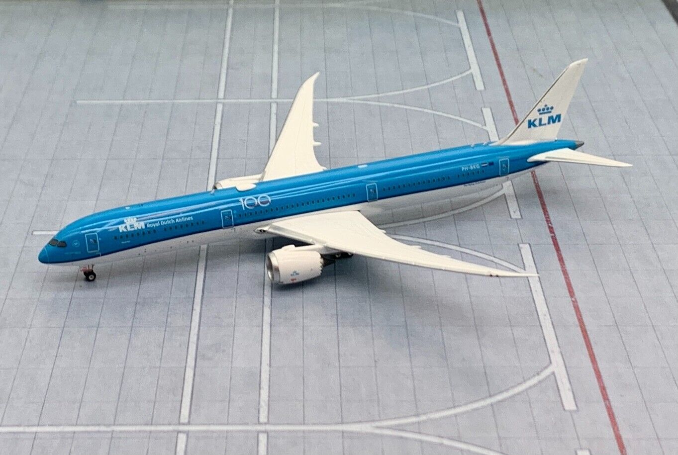 Phoenix 1/400 KLM Royal Dutch Airlines Boeing 787-10 PH-BKG 100th die cast model