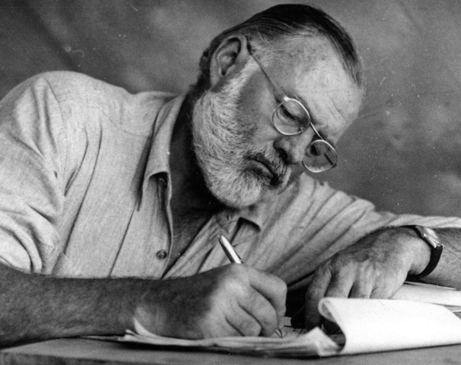 American Iconic Author ERNEST HEMMINGWAY at His Desk PHOTO ( 166 -w)