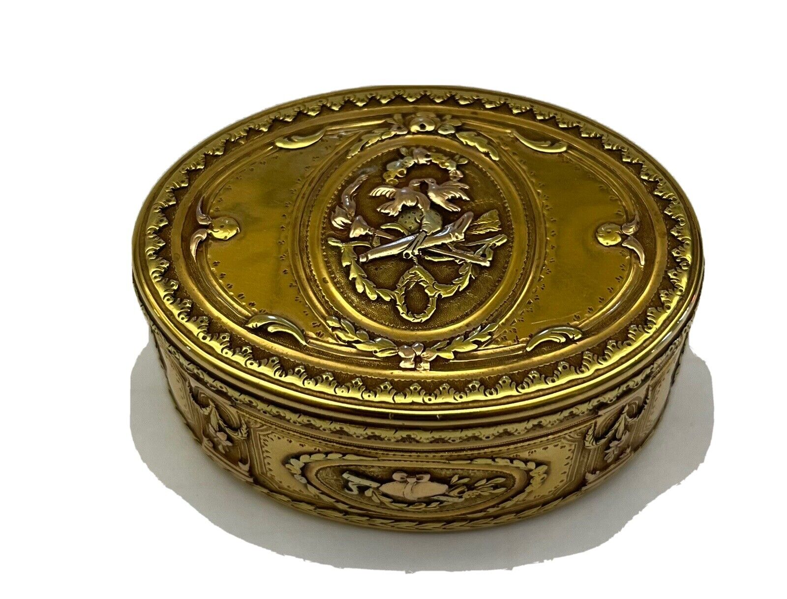 A LOUIS XVI 1775 DATED VARICOLOR 18K GOLD FRENCH SNUFF BOX 