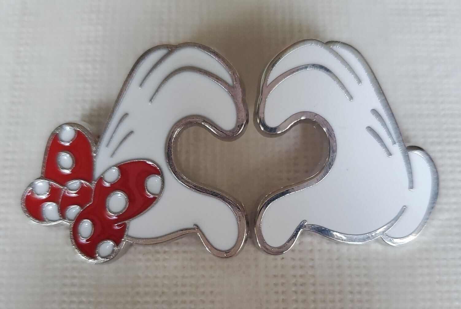 WDW Disney Mickey & Minnie Mouse Holding Heart Hands Gloves Glove Pin Set  2