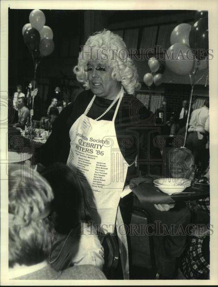 1986 Press Photo WXXA station manager David Low dressed in drag for fundraiser