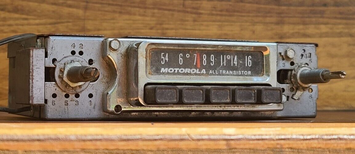 Motorola 3AT Universal Automotive All Transistor Superheterodyne AM Radio