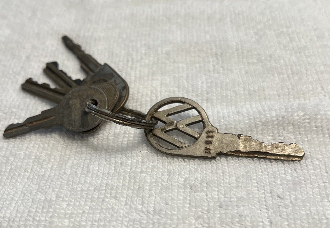 Vintage VW Volkswagen Pre-owned Logo Key, Plus 4 Other Keys Collectible Gift.