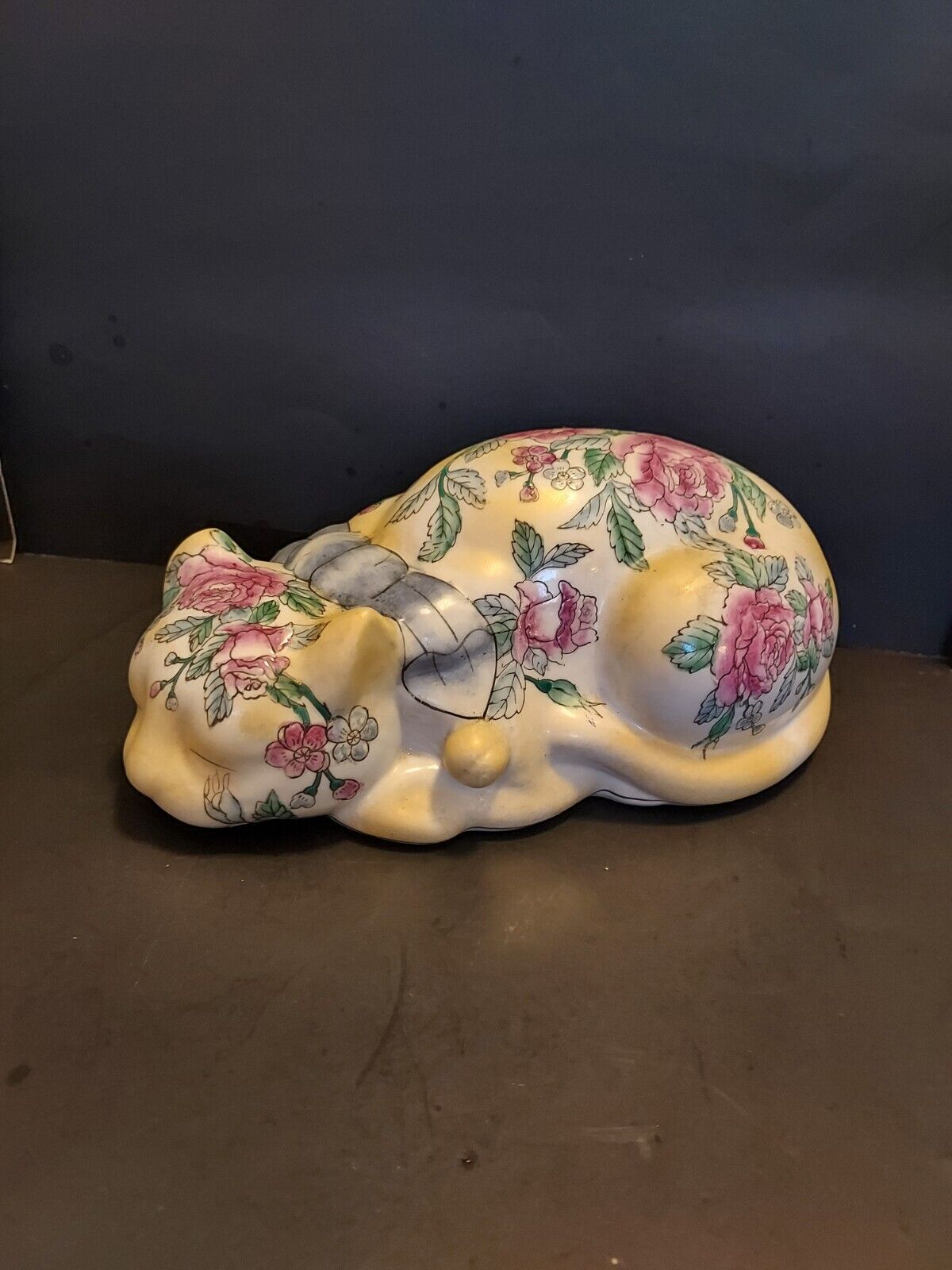 Vtg Ceramic Sleeping Cat Roses Bow Figurine Cottage Decor