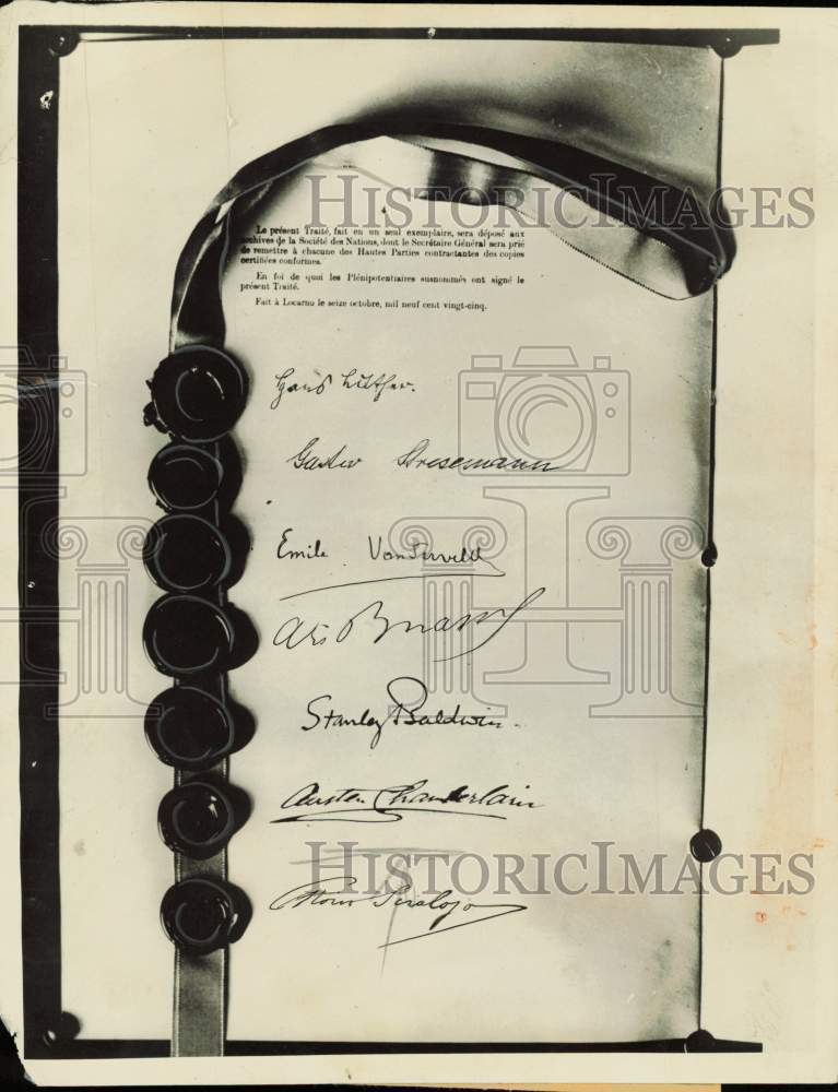1925 Press Photo Image of the Locarno Treaty with signatures - nei51347