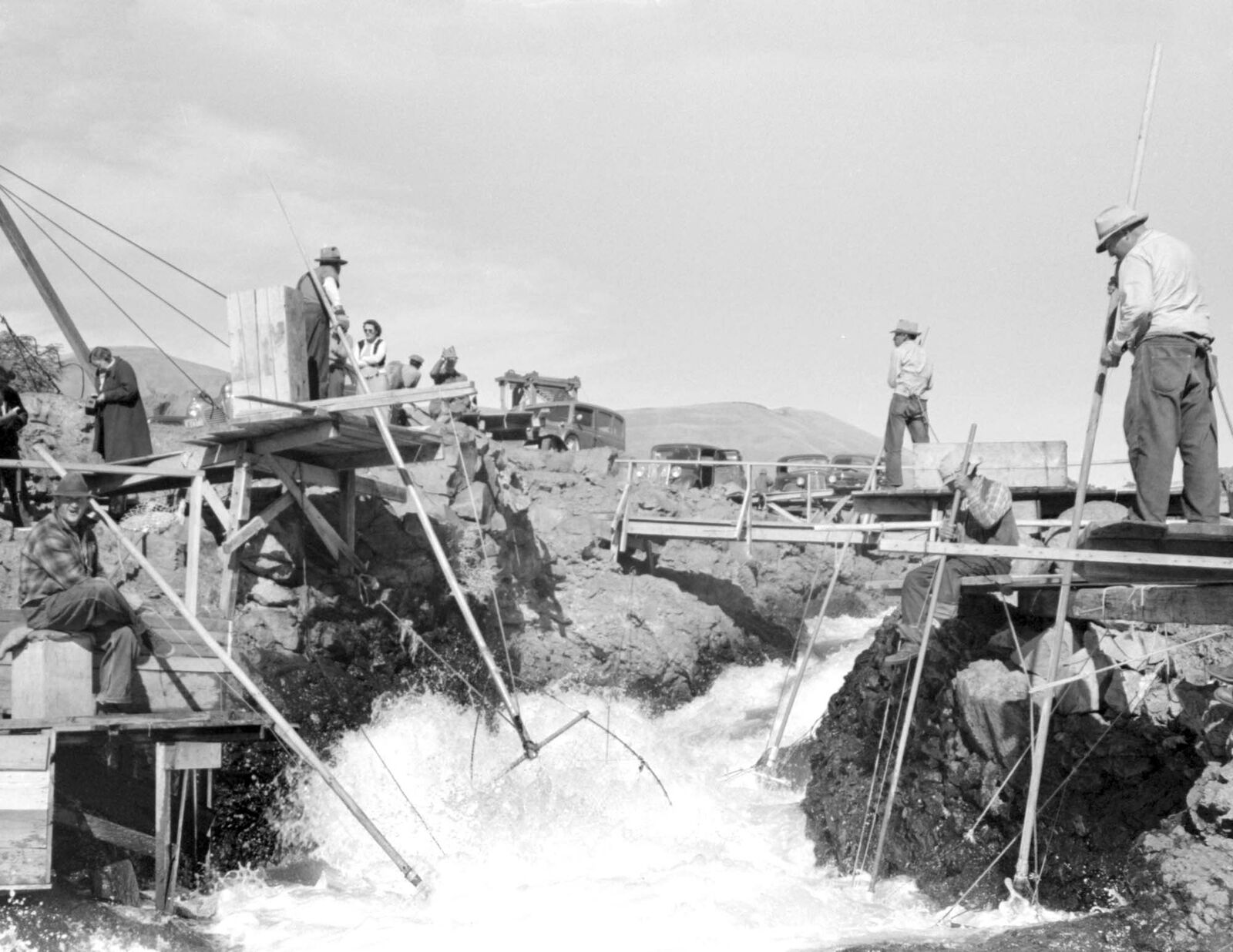 1941 Salmon Fishing, Celilo Falls, Oregon Vintage Old Photo 8.5