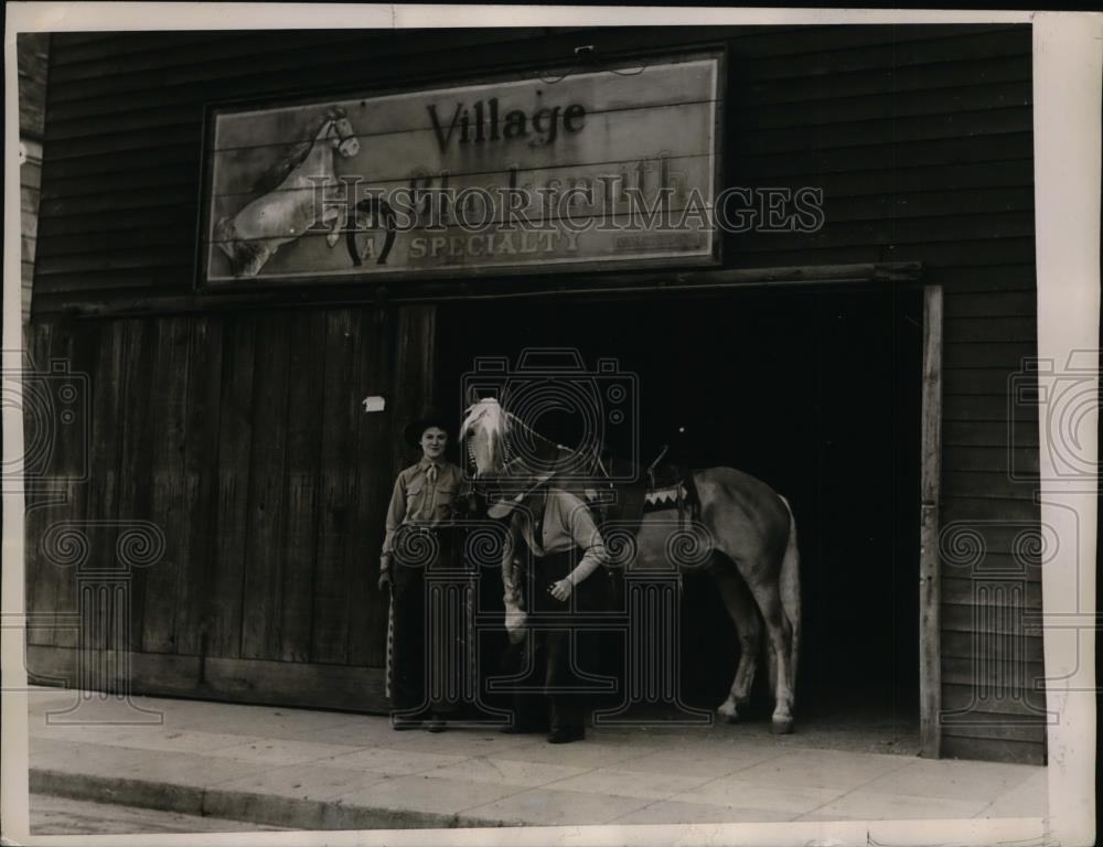 1937 Press Photo Charles Pierce Blacksmith & Horse Millicent Barge Being Shoed