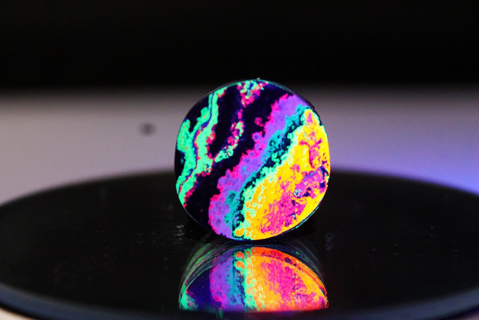 Black Light Stand-Alone Finished Piece of Art - 23.09mm x 23.09mm x 14.76mm    