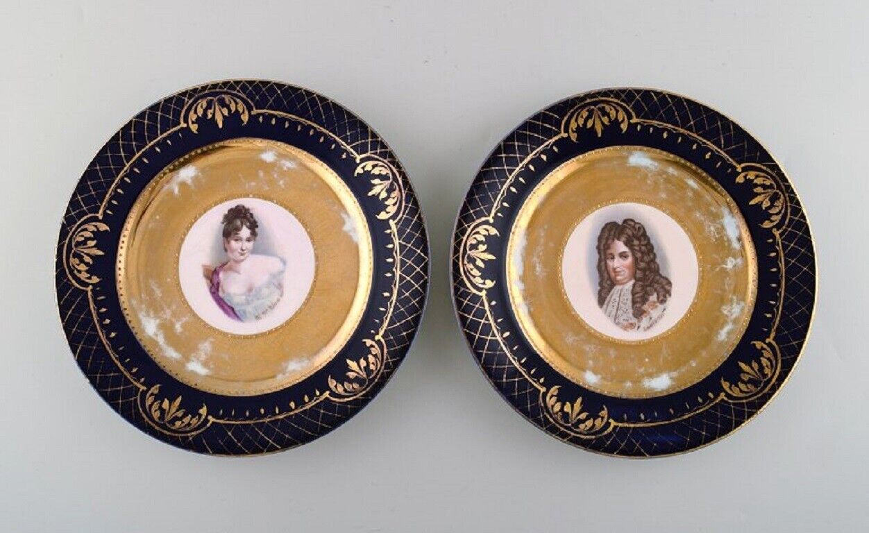 Two decorative plates in hand-painted porcelain with gold decoration. Ca 1900