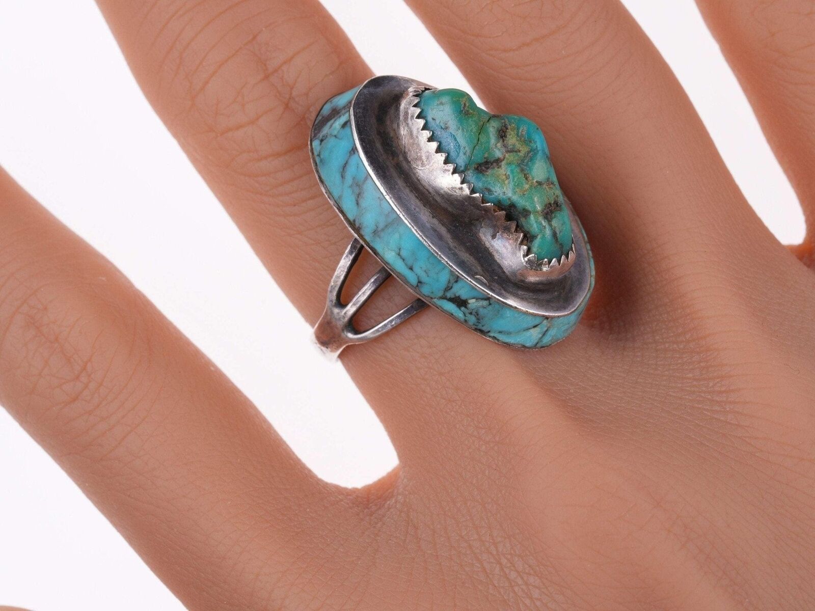 Sz8.5 Vintage Native American sterling and turquoise ring