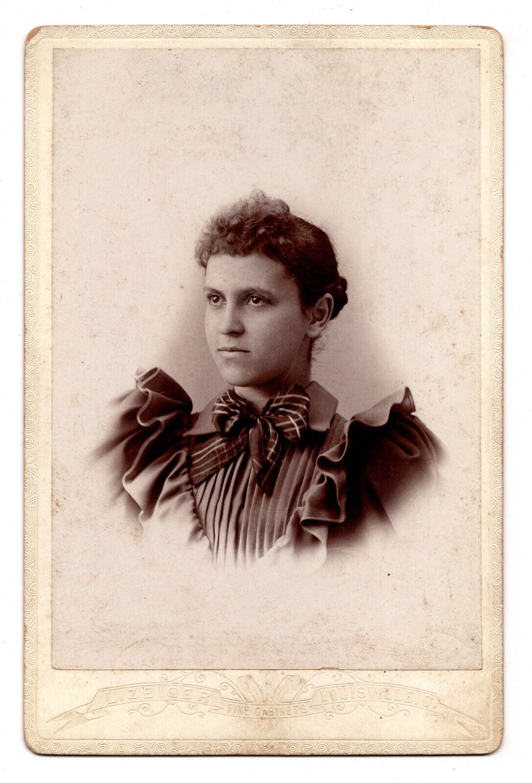 CIRCA 1890s CABINET CARD L. ZEIGER GORGEOUS YOUNG LADY VICTORIAN LOUISVILLE OHIO