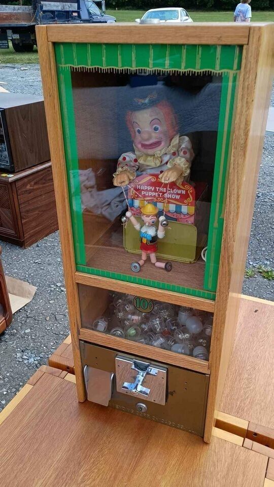 RARE Vintage 1950\'s Victor Vending Wooden Gumball Machine Clown Puppet Toys Keys