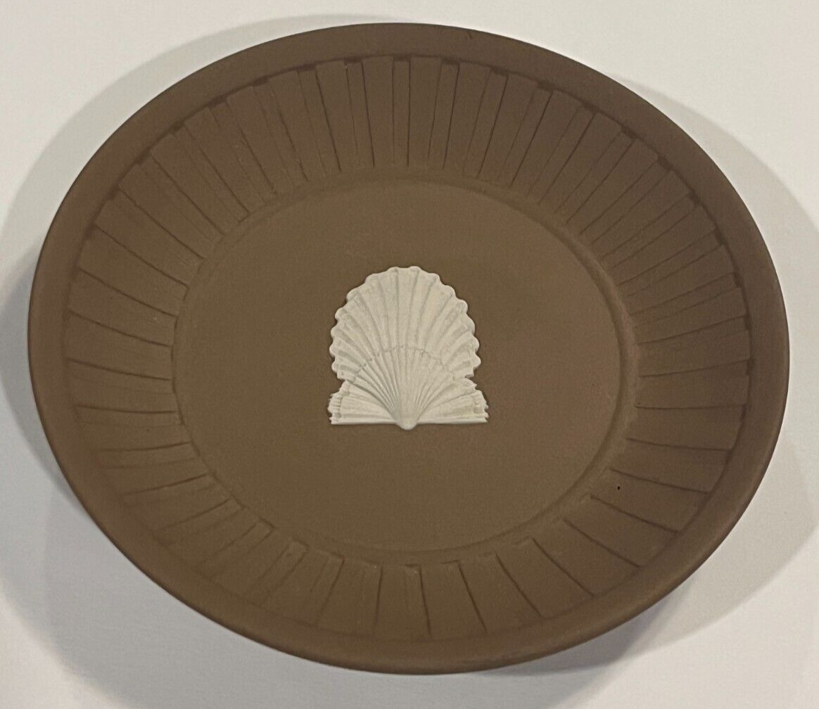 Wedgwood Round Brown Taupe Fluted dish tray, White Shell, 225th anniversary 1984