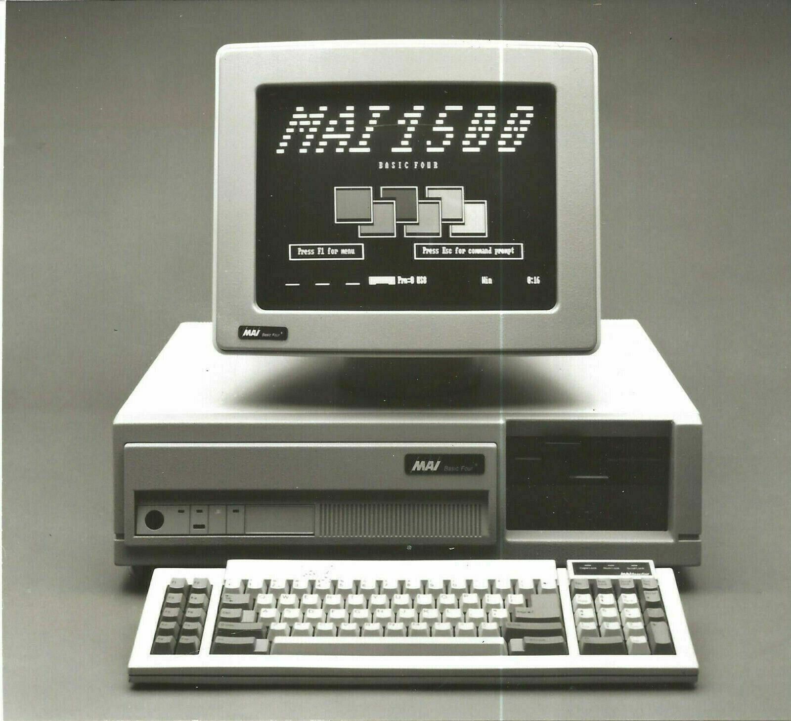 ITHistory (198X) PHOTO: MAI 1500 Workstation  #2 (German Caption)