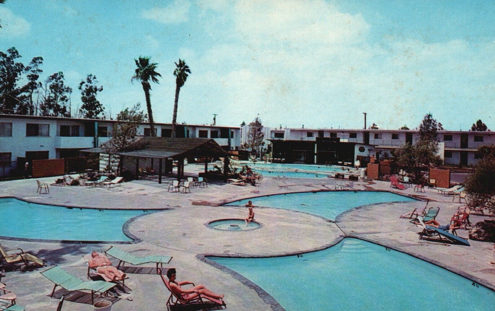 Anaheim, CA, Broadway Village Garden Apartments Pool, Vintage Postcard e2423