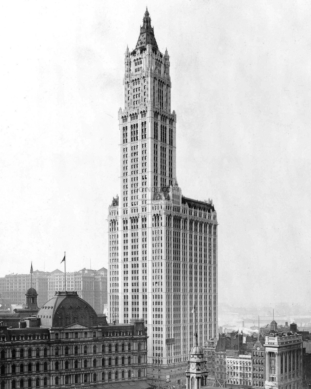 THE WOOLWORTH BUILDING IN NEW YORK CITY, CIRCA 1913 - 8X10 PHOTO (DD-134)