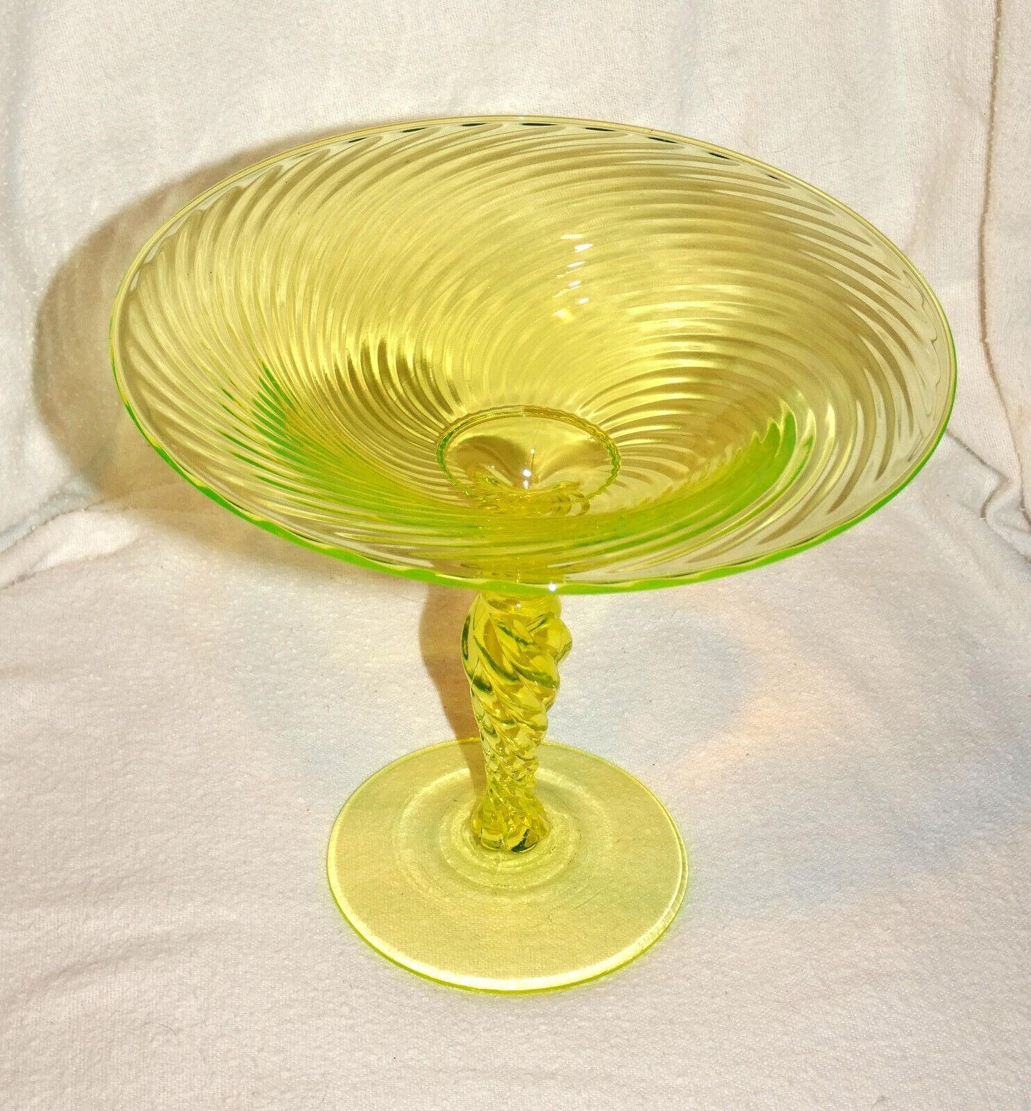 ANTIQUE TIFFIN CANARY YELLOW VASELINE GLAS SPIRAL OPTIC 7\