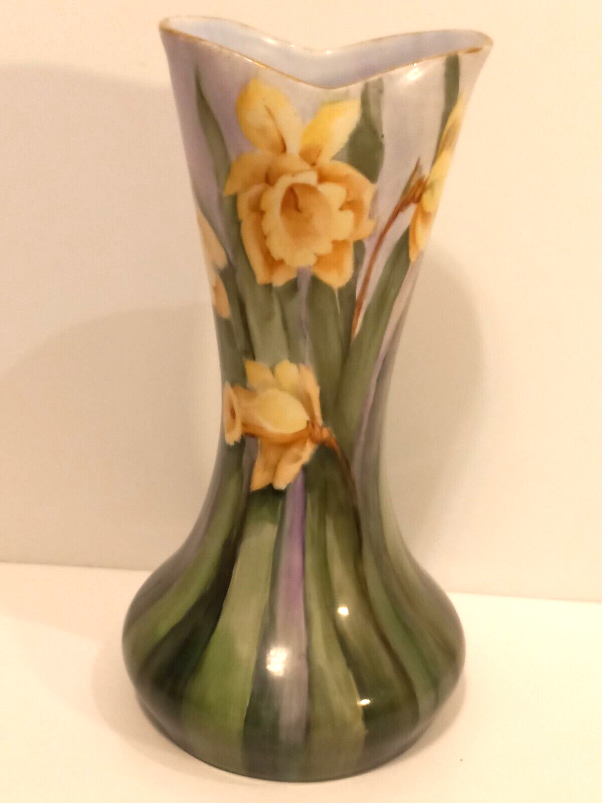 Gorgeous Antique Daffodil Vase Estate Sale 10 In Tall