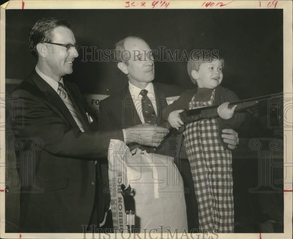 1970 Press Photo Oscar Nelson, Congressman Jack Brooks & son have fun at event